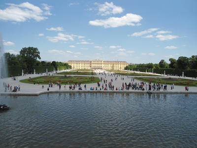 SCHONBRUNN Дворецът Шьонбрун е една от най-големите атракции на Австрия