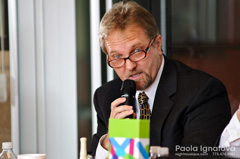 Президентът на Българо-Американската Асоциация в Чикаго Динко Динев води работна сесия на организацията