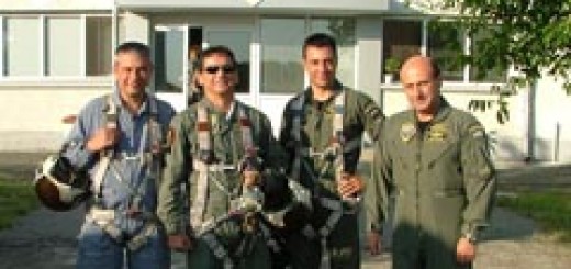 Отново в Безмер! Майорът от запаса Русен Русев /вторият от ляво/ е дошъл от Чикаго при колегите си – полк. Никола Таушев, сега в командването на българската авиация в София, майор Георги Янков - н-к щаб, и командирът на авиобаза Безмер - полк. Димитър Донев.