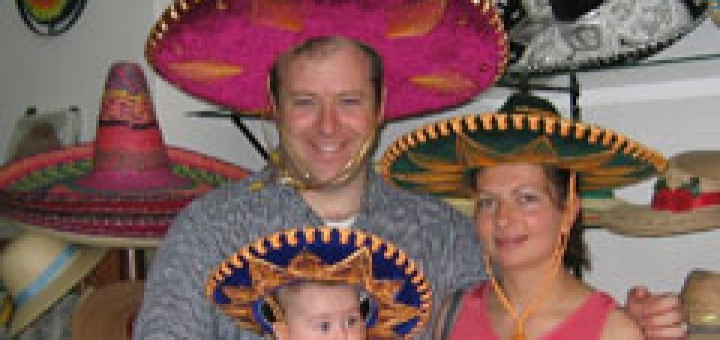 Джон, Деси и малката Яна-Мария по времето, когато живеят в Мексико