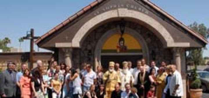 Пред Българската православна църква „Света София” във Финикс