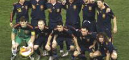 Световен шампион 2010 – Испания: Първи ред: Икер Касиляс, Андрес Иньеста, Давид Виля, Хави Ернандес, Карлес Пуйол Втори ред: Педро Родригес, Серхио Бускетс, Серхио Рамос, Жоан Капдевиля, Херард Пике, Хаби Алонсо