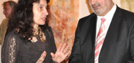 Кина Бъговска по време на своя изложба в САЩ, в разговор с генералния консул на Република България в Чикаго Валентин Дончев. Темата: Български дом на културата в Чикаго!