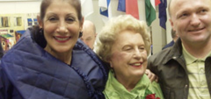 Мария Папас, която организира празника на своята сътрудничка по въпросите на емигрантските общности и медиите Пат Михалски, с юбиляра