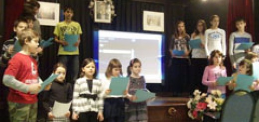 Програма за Левски, изпънена от малките възпитаници на училището към църквата “Свети Иван Рилски-Чудотворец”