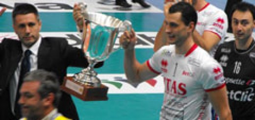 Българският треньор на Тренто Радостин Стойчев и капитанът Матей Казийски с купата на италиaнския им отбор - световен клубен шампион по волейбол!