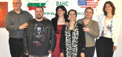 Част от Борда на директорите на Българо-Американския център за културно наследство на една щастлива снимка в новия им Културен дом в Чикаго: Георги Узунов, Константин Маринов, Дани Панкова, Ирина Гочева, Ана Русева, Велина Иванова.