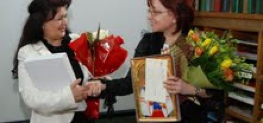 Боянка Иванова и Снежана Симеонова, директор на гимназията "Свети Свети Кирил и Методий" в Димитровград - Сърбия, с наградите на Държавната агенциая за българите в чужбина - "Жена на годината"