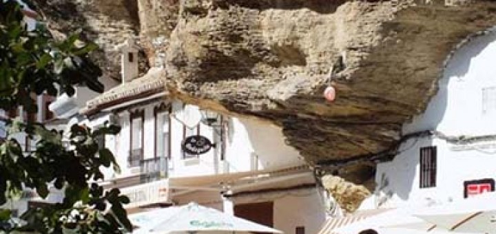 Испания: Да живееш под скала!