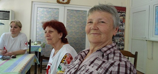 Раиса Синельникова, а другите до нея са домакините, запознали ни с месенето на хляб като терапия