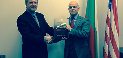 Генералният консул на Република България в Чикаго Симеон Стоилов и Изпълнителният директор на изданието и председател на Bulgarian-American Legacy Динко Динев