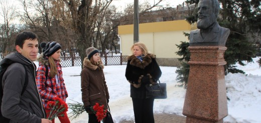 полагане на цветя пред паметника на Христо Ботев в Прохоровски сквер гр. Одеса