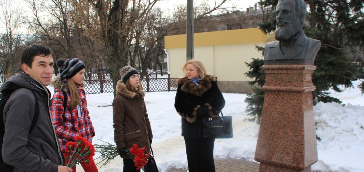 полагане на цветя пред паметника на Христо Ботев в Прохоровски сквер гр. Одеса
